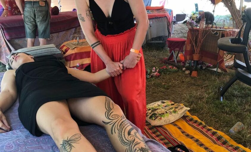 Mahaut Pézé offrant un massage thaïlandais au Lez'Art Festival 2025.