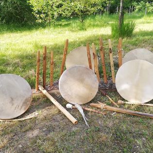 Flûtes et tambours chamaniques artisanaux – Fabrication traditionnelle
