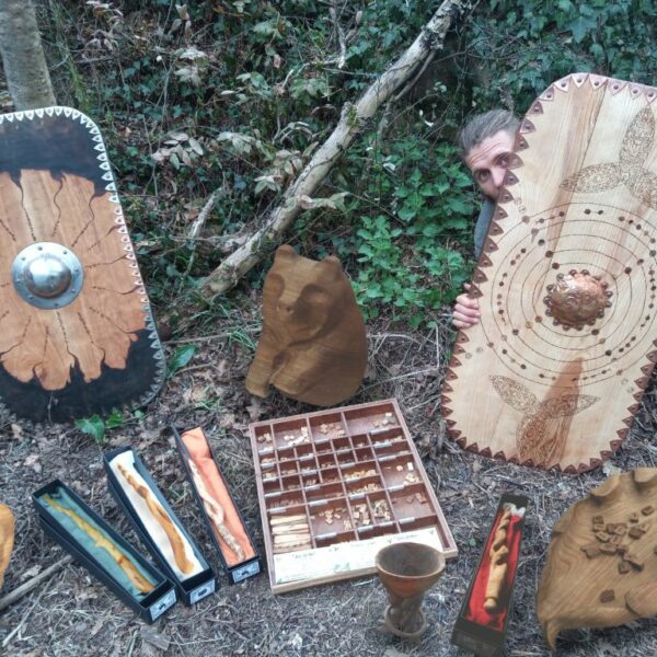 Atelier Quentin Lutins – Objets druidiques en bois