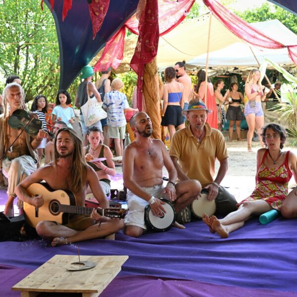 Danse libre au festival Ecstatic Dance Lez’Arts en France