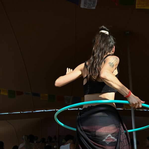 Danse libre au festival Ecstatic Dance Lez’Arts en France