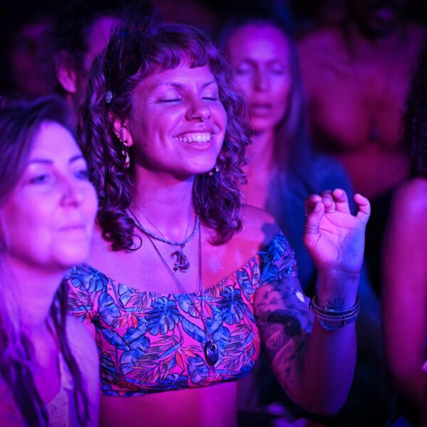 Danse libre au festival Ecstatic Dance Lez’Arts en France