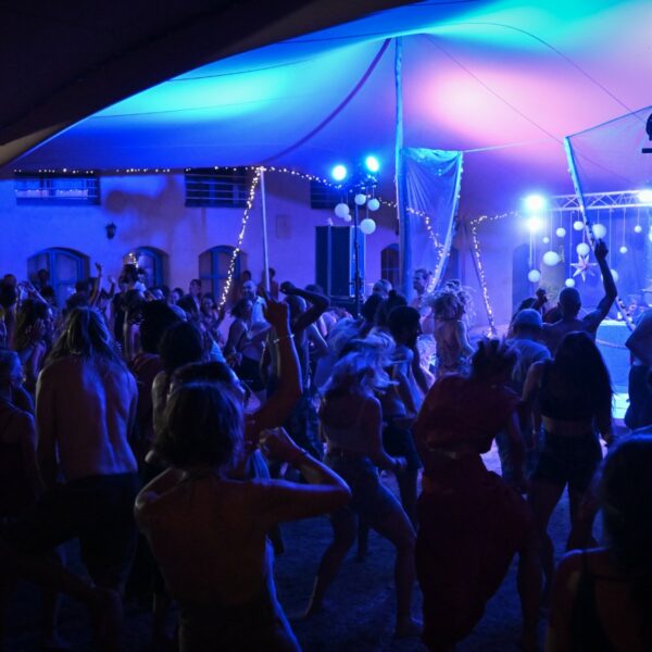Danse libre au festival Ecstatic Dance Lez’Arts en France
