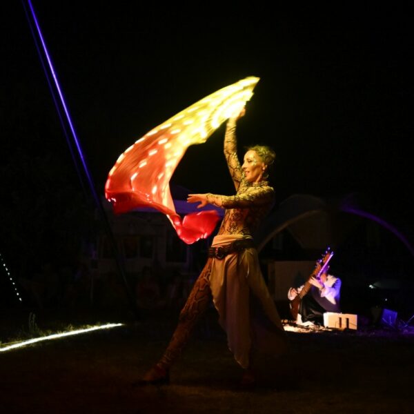 Danse libre au festival Ecstatic Dance Lez’Arts en France