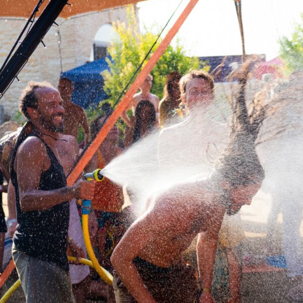 Danse libre au festival Ecstatic Dance Lez’Arts en France