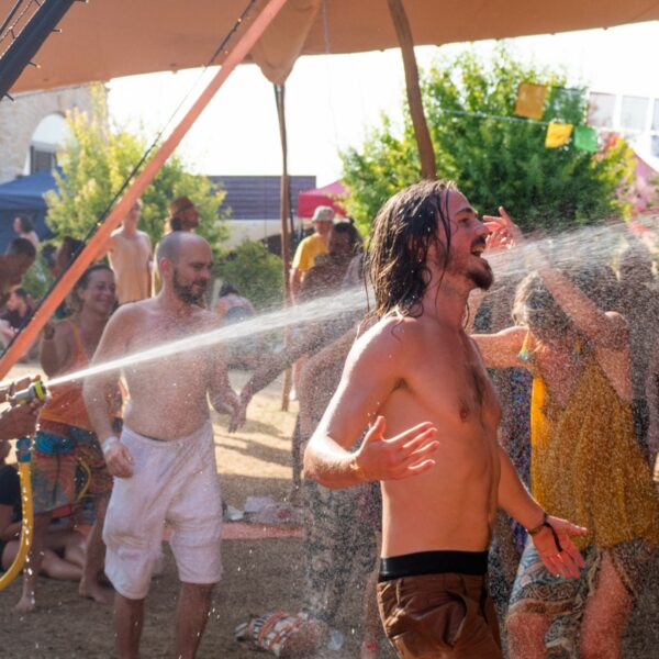 Danse libre au festival Ecstatic Dance Lez’Arts en France