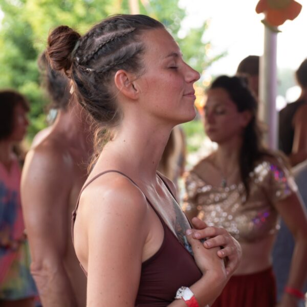 Danse libre au festival Ecstatic Dance Lez’Arts en France