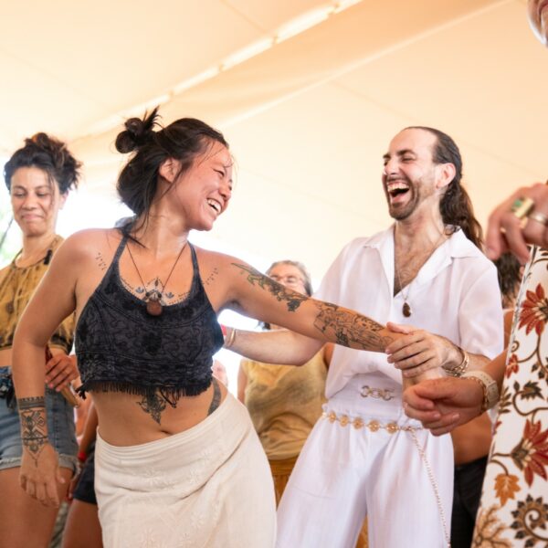 Danse libre au festival Ecstatic Dance Lez’Arts en France