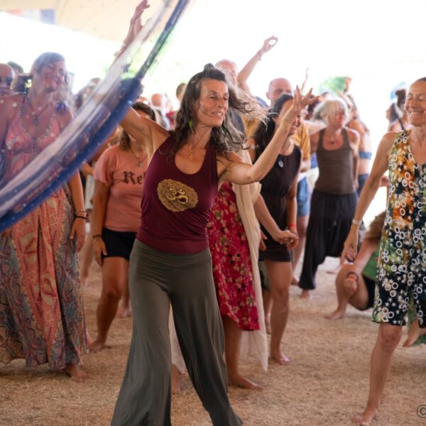 Danse libre au festival Ecstatic Dance Lez’Arts en France