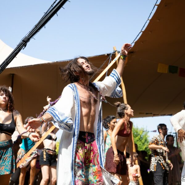 Danse libre au festival Ecstatic Dance Lez’Arts en France