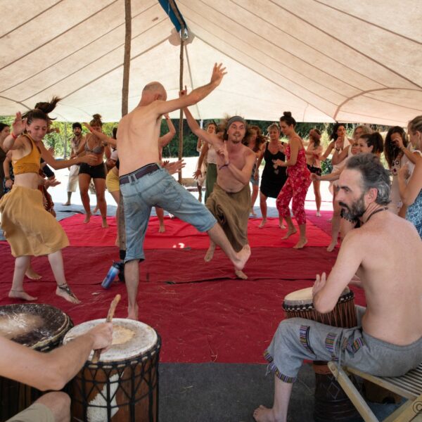 Danse libre au festival Ecstatic Dance Lez’Arts en France