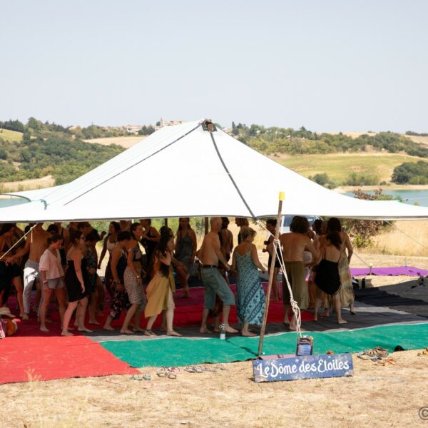 Danse libre au festival Ecstatic Dance Lez’Arts en France