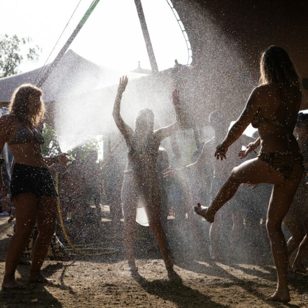 Danse libre au festival Ecstatic Dance Lez’Arts en France