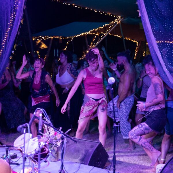 Danse libre au festival Ecstatic Dance Lez’Arts en France