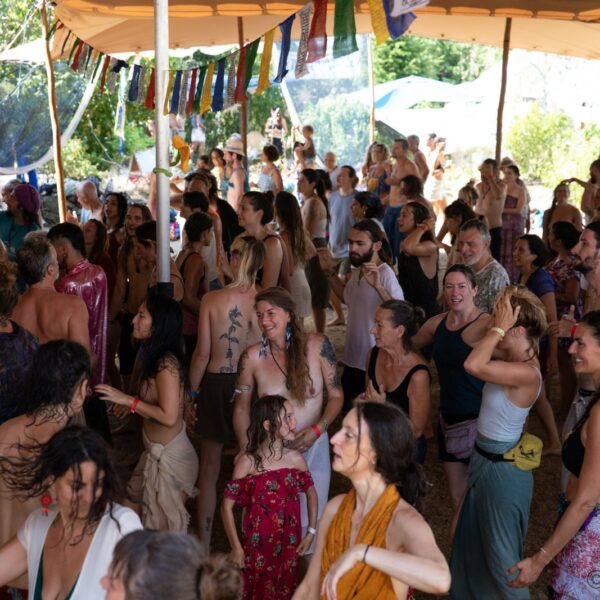 Danse libre au festival Ecstatic Dance Lez’Arts en France