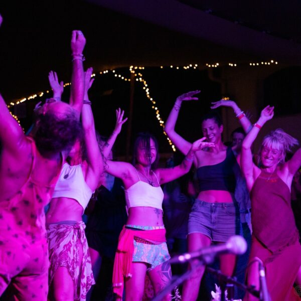 Danse libre au festival Ecstatic Dance Lez’Arts en France