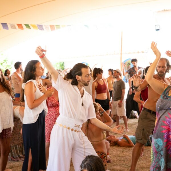 Danse libre au festival Ecstatic Dance Lez’Arts en France