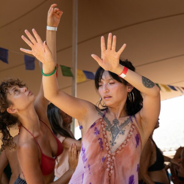 Danse libre au festival Ecstatic Dance Lez’Arts en France