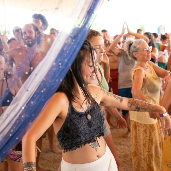 Danse libre au festival Ecstatic Dance Lez’Arts en France