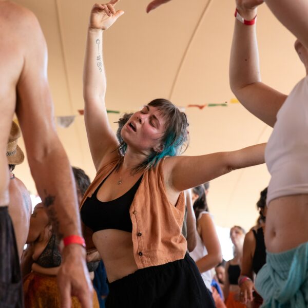 Danse libre au festival Ecstatic Dance Lez’Arts en France