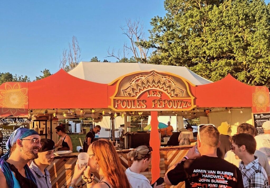 Pizzas artisanales et sandwichs naan véganes proposés par Les Poules Pépouzzz en festival