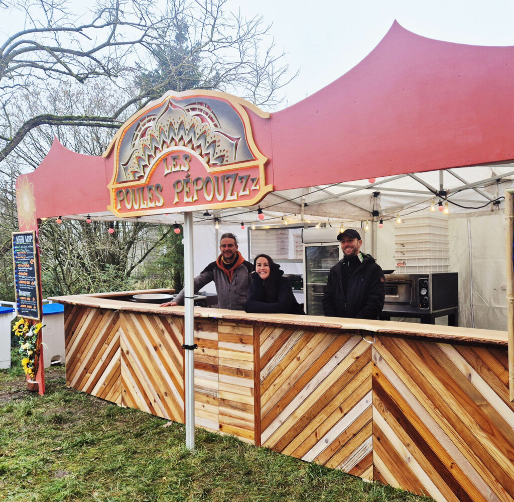 Ambiance conviviale et scénographie artisanale du stand street-food végane en plein festival